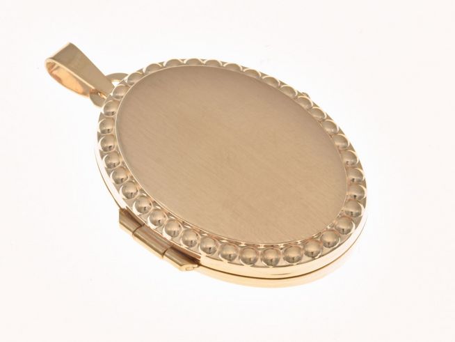 Medaillon in ovaler Form aus teilmattiertem Sterling Silber, roségold vergoldet und elegant, mit einer Perlenkante, Hersteller Juwelier Harnisch, ideal für persönliche Erinnerungen.