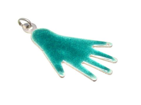 Sterling Silber Anhänger in Form einer grünen Hand, emailliert. Hersteller Juwelier Harnisch, geeignet für Kinder, bietet einen frischen und verspielten Look. Ideal als modisches Accessoire.