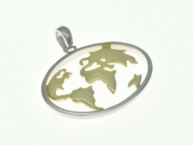 Ovaler Anhänger mit einer Weltkarte in Bicolor, aus rhodiniertem Sterling Silber, ideal für Reise-Liebhaber, Hersteller Juwelier Harnisch.