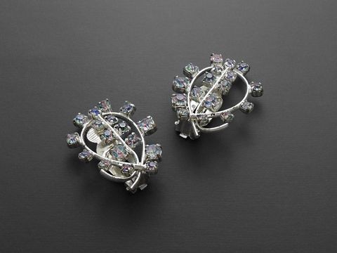 Strass Ohrclips in femininem Design, bunt glitzernd, gefertigt aus hochwertigem Strass Schmuck, Hersteller Juwelier Harnisch, ideal für besondere Anlässe und eleganten Look.