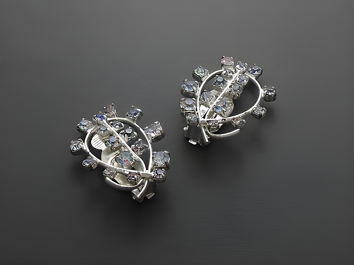Strass Ohrclips in femininem Design, bunt glitzernd, gefertigt aus hochwertigem Strass Schmuck, Hersteller Juwelier Harnisch, ideal für besondere Anlässe und eleganten Look.