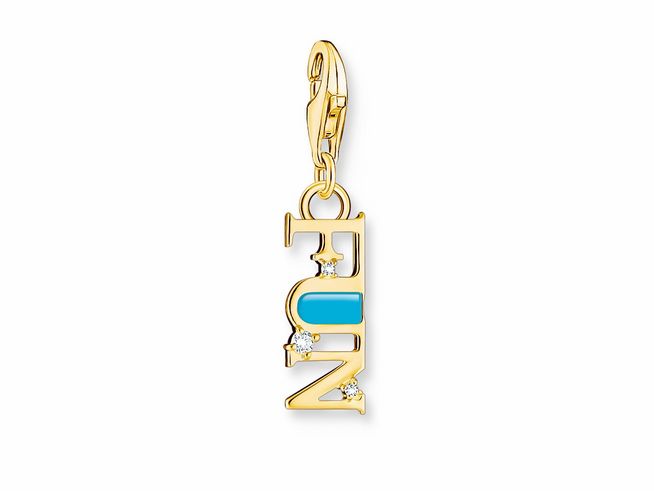 56972567-0 Charm-Anhänger von Thomas Sabo in Silber mit vergoldetem Finish, der Schriftzug "FUN", verziert mit türkisem Emaille und kleinen Zirkoniasteinchen. Ideal für individuelle Schmuckdesigns.