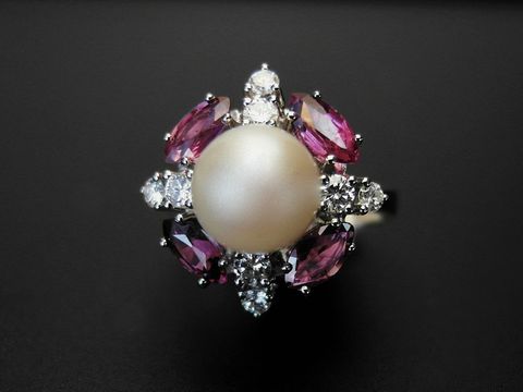 Weißgold Ring aus 585er Weißgold mit Brillant und rotem Rubin sowie Zuchtperle, Perlentraum, Größe 53, Hersteller Juwelier Harnisch, bis Größe 56/18.