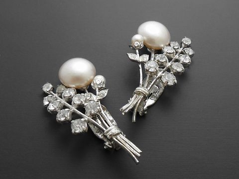 Strass Ohrclip edel in weiß mit einem eleganten Design, versehen mit funkelnden Strasssteinen, hergestellt von Juwelier Harnisch, perfekte Ergänzung für jeden Anlass.