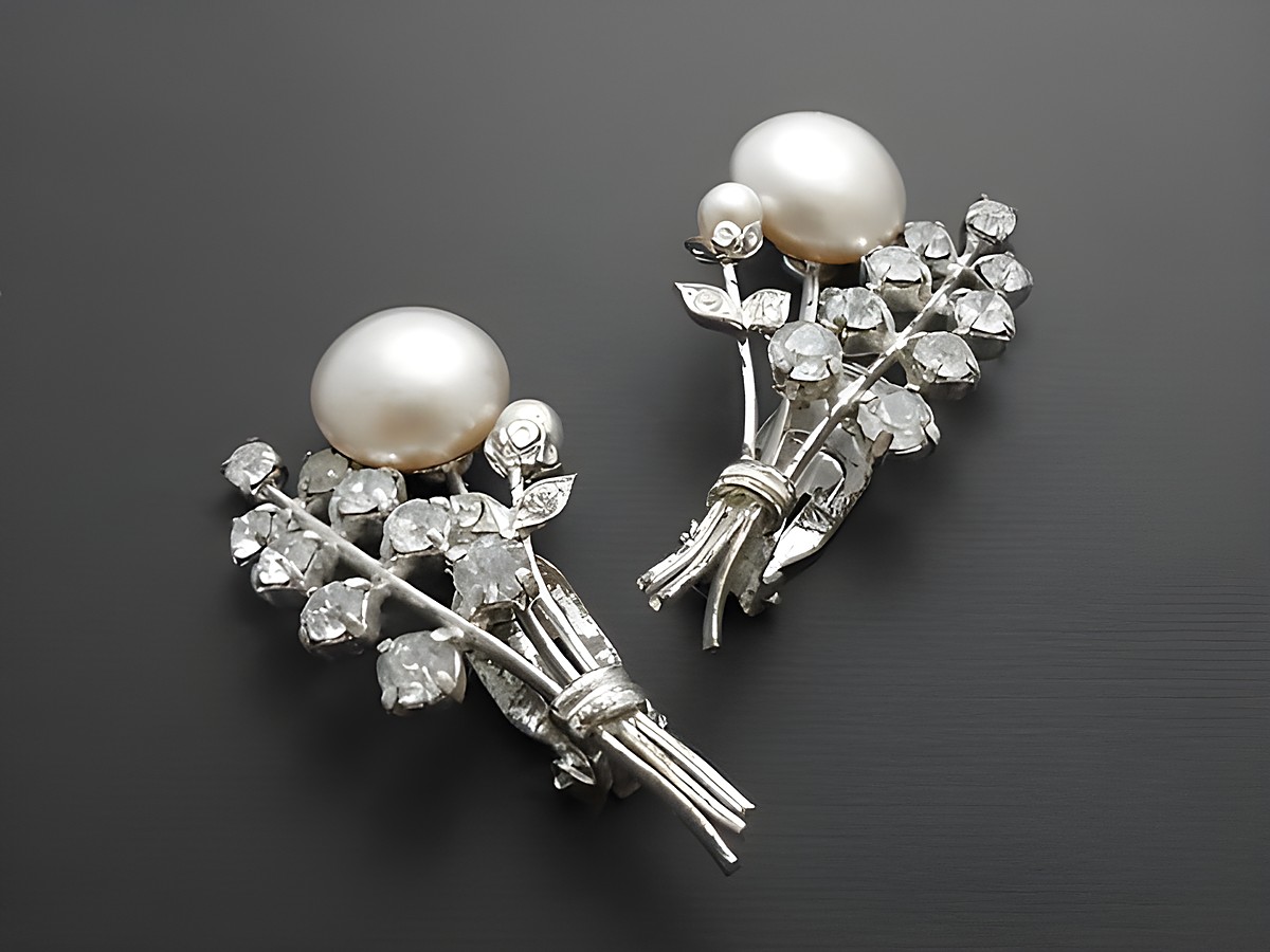 Strass Ohrclip edel in weiß mit einem eleganten Design, versehen mit funkelnden Strasssteinen, hergestellt von Juwelier Harnisch, perfekte Ergänzung für jeden Anlass.