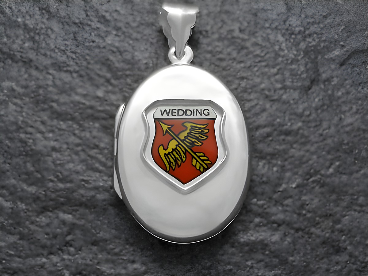 Silbernes Medaillon mit dem Stadtwappen von Wedding, Deutschland, hervorgehoben durch eine farbige Darstellung und glatter Oberfläche, Hersteller Juwelier Harnisch, Berlin.