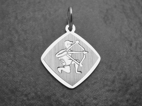 Anhänger Sternzeichen Schütze aus rhodiniertem Sterling Silber, zeigt einen Schützen in dynamischer Pose, geeignet für persönliche Ausdrucksformen und astrologische Symbole.