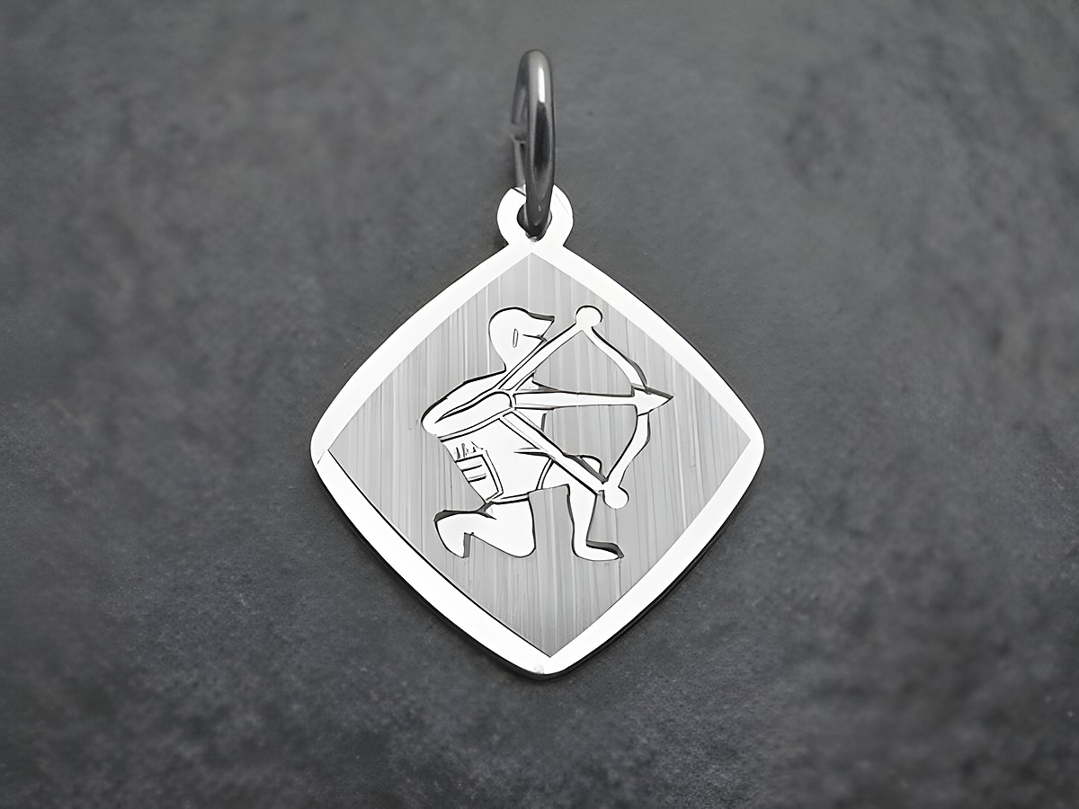 Anhänger Sternzeichen Schütze aus rhodiniertem Sterling Silber, zeigt einen Schützen in dynamischer Pose, geeignet für persönliche Ausdrucksformen und astrologische Symbole.