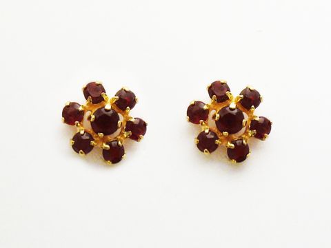6065282-0 Granat Schmuck Ohrringe 10,7 mm Ohrstecker in gold mit blütenförmigem Design, rundem Granatmittelstein und filigranen Details, hergestellt von Juwelier Harnisch.