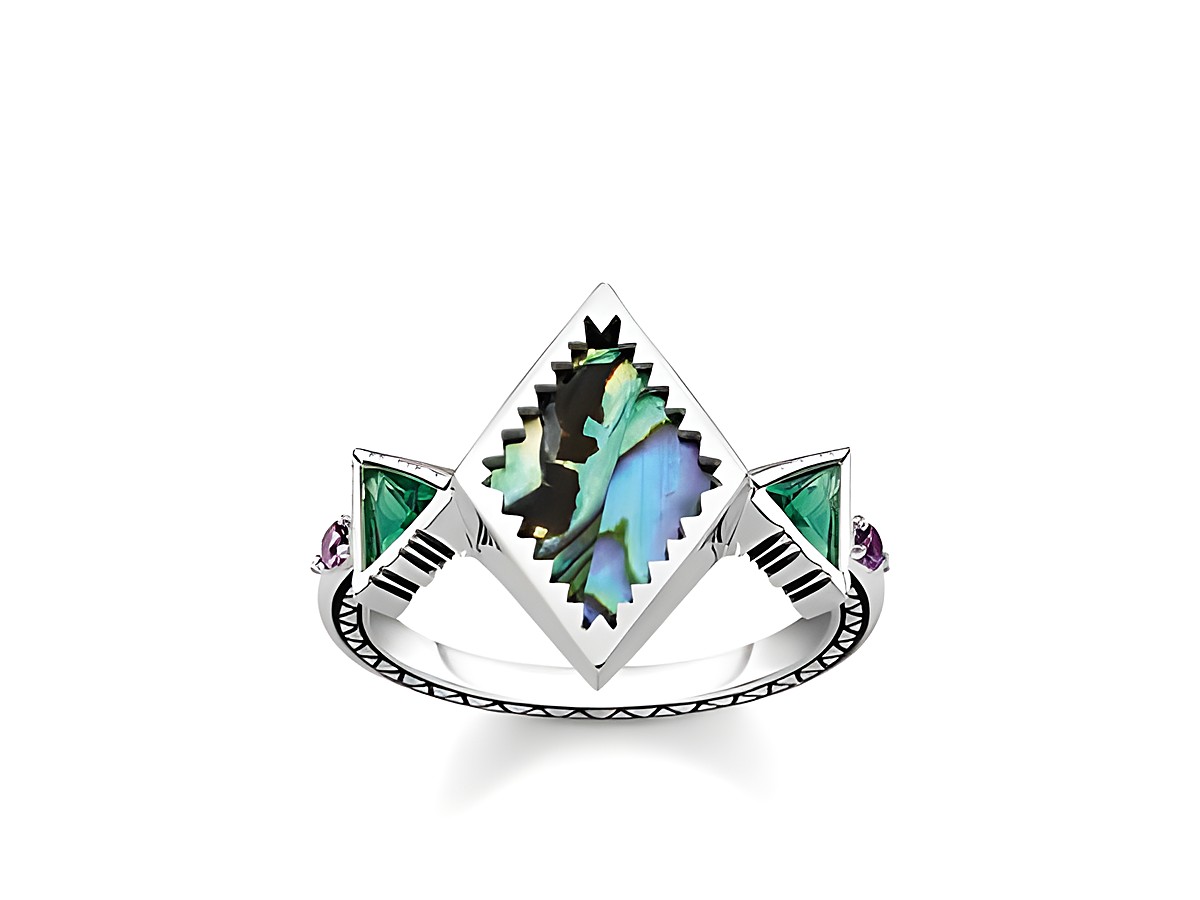 Ein mehrfarbiger Thomas Sabo Ring mit einem rautenförmigen, abalone-farbenen Stein in der Mitte, flankiert von grünen und lila Akzenten, Größe 48.