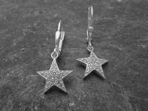 Silber Ohrringe in Sternform mit Zirkonia PAVE von Juwelier Harnisch, elegante Ohrhänger mit funkelnden Steinen, ideal für festliche Anlässe oder den Alltag.