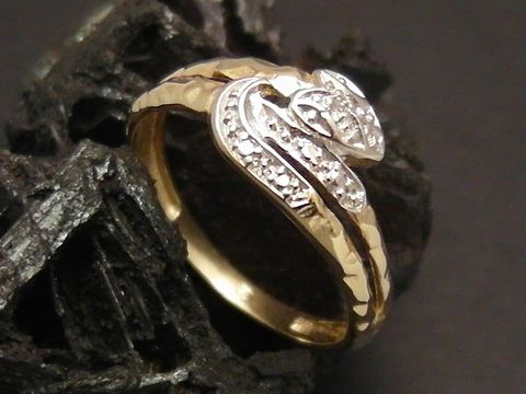Goldring Schlange - Gold 333 bicolor - Diamant - Gr 54, Hersteller Juwelier Harnisch, bis Gr 54/17,5, elegant geschwungen und besetzt mit funkelnden Diamanten.