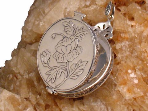 Sterling Silber Medaillon emailliert blau, Hersteller Juwelier Harnisch, rund, mit floralem Reliefdesign auf der Oberfläche, ideal als elegantes Schmuckstück oder Geschenk.