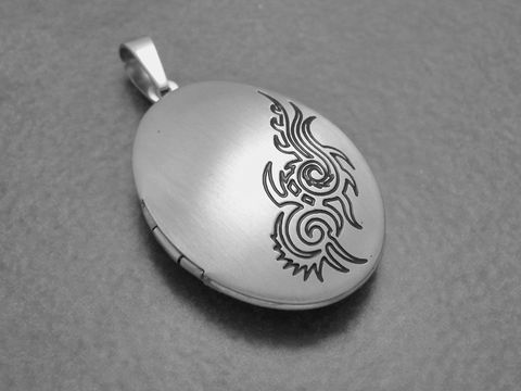 Medaillon aus Edelstahl, oval mit einem mattierten Muster, Hersteller Juwelier Harnisch, ideal für persönliche Erinnerungen oder als modisches Accessoire.