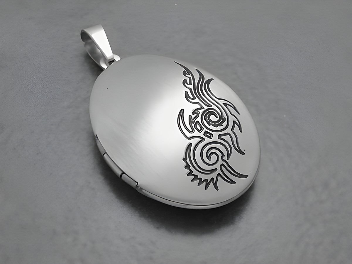 Medaillon aus Edelstahl, oval mit einem mattierten Muster, Hersteller Juwelier Harnisch, ideal für persönliche Erinnerungen oder als modisches Accessoire.