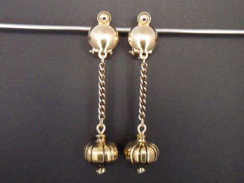 71930-0 Ohrclip in zeitlosem Design, 56 mm lang, goldfarben, mit einer eleganten Kette und dekorativen Anhängern, hergestellt von Juwelier Harnisch.