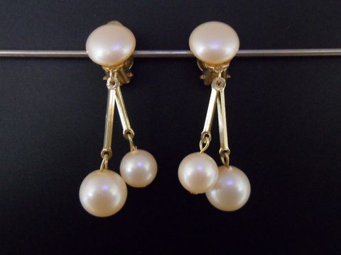 71805-0 Ohrclip in hellrosa, zeitloses Design aus goldfarbenem Material mit synthetischen Zuchtperlen. Herstellermarke: Juwelier Harnisch. Eleganter Ohrschmuck für jeden Anlass.