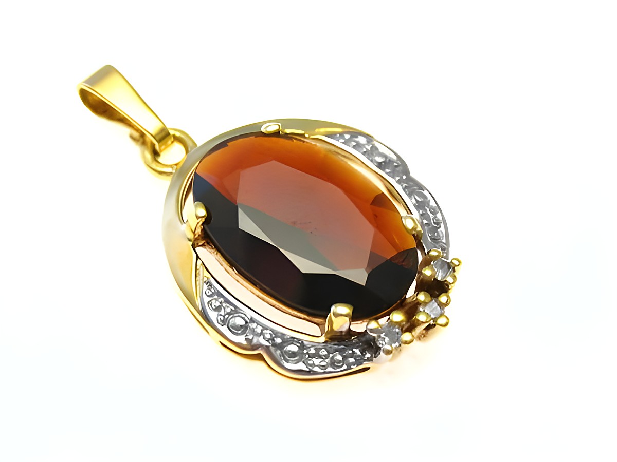 Goldanhänger 585 in Bicolor mit einem facettierten Granat und Diamanten, kreativ gestaltet von Juwelier Harnisch, elegant und zeitlos.