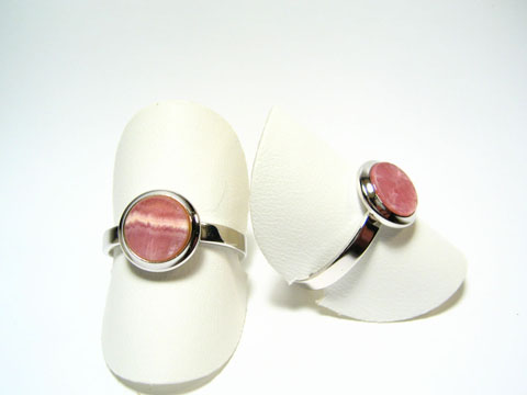 Silber Ring rhodiniert mit rhodochrosit in rosa, Hersteller Juwelier Harnisch, verstellbare Ringe auf weißen Präsentationskissen.