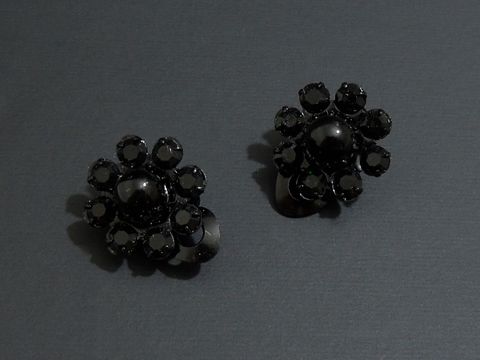Strass Ohrclip grazil in Schwarz von Juwelier Harnisch, funkelndes Design mit schwarzen Strasssteinen, ideal für elegante Anlässe und stilvolle Auftritte.