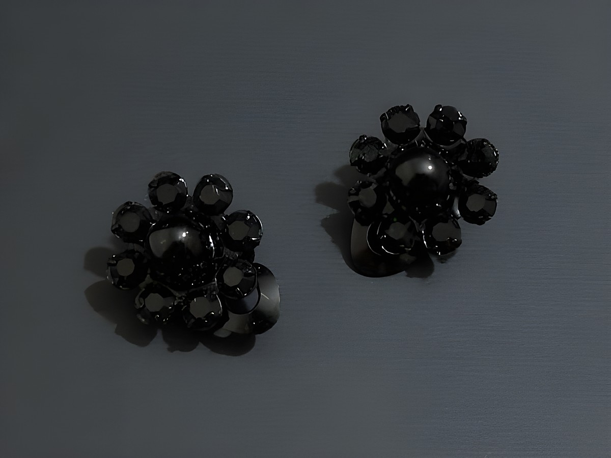 Strass Ohrclip grazil in Schwarz von Juwelier Harnisch, funkelndes Design mit schwarzen Strasssteinen, ideal für elegante Anlässe und stilvolle Auftritte.
