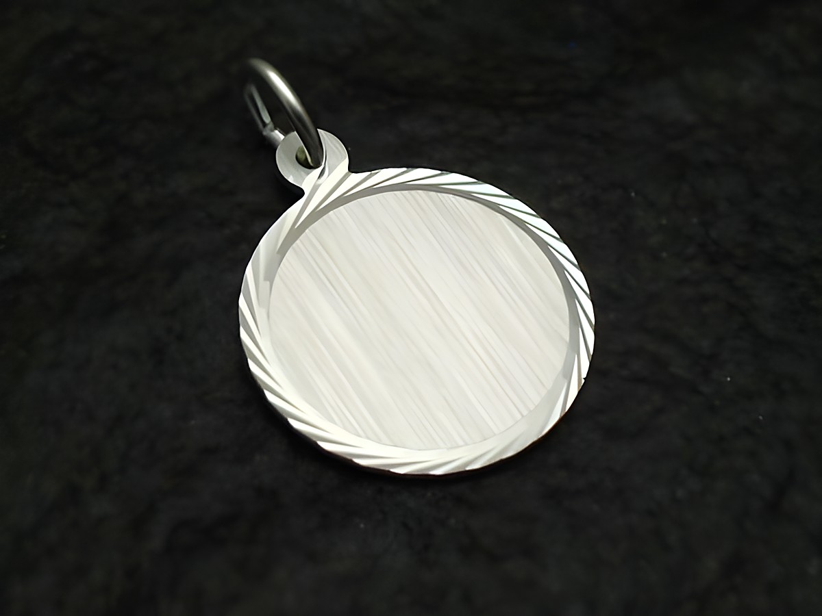 Gravurplatte rund aus Sterling Silber mit eleganter, schlichter Umrandung und matter Oberfläche, Hersteller Juwelier Harnisch. Ideal für persönliche Gravuren.