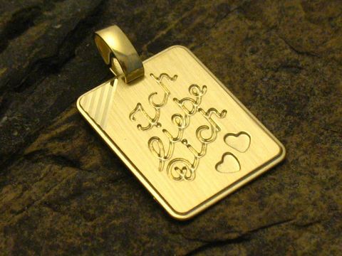 Gravurplatte Ich liebe Dich Anhänger Gold 333 von Juwelier Harnisch mit zarter Schrift und dekorativen Herzmotiven auf der Oberfläche. Ideal als persönliches Schmuckstück.