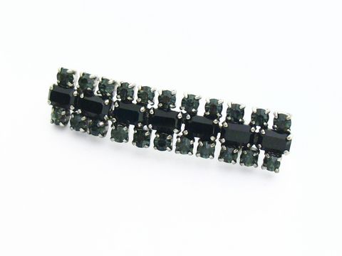 Strass Brosche in blau mit gefassten Steinen, elegant und super sexy, hergestellt von Juwelier Harnisch. Ideal für stilvolle Akzente und festliche Anlässe.