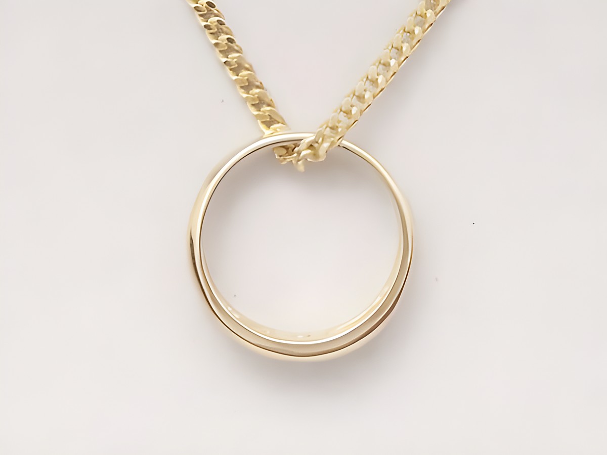 Taufring aus Gold 585 mit rotem Rubin, kindgerechter Schmuck zur Taufe, hergestellt von Juwelier Harnisch, zarte Kette mit rundem Anhänger, ideal als Geschenk zur Kindesweihe. – Ansicht 2