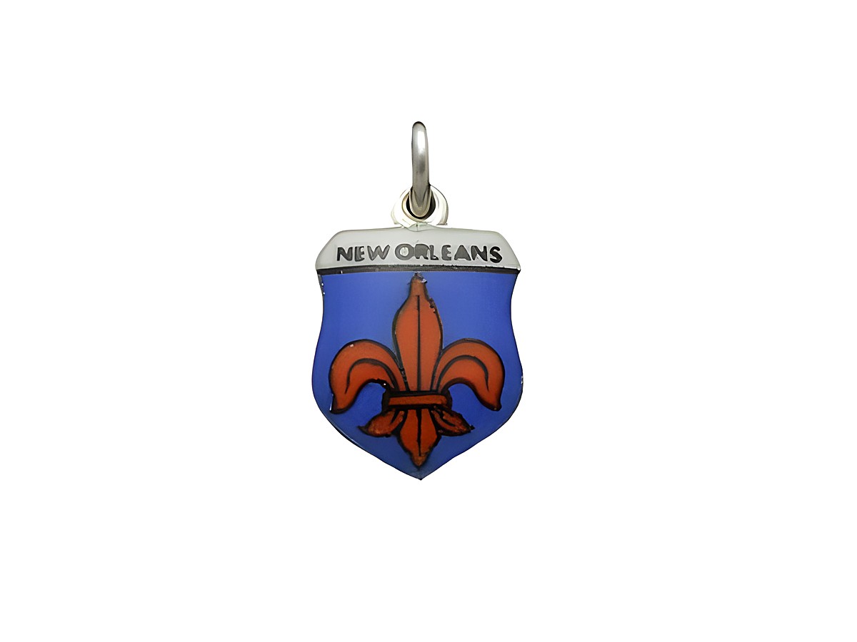 Silberanhänger mit dem Wappen von New Orleans, zeigt eine orangefarbene Lilie auf blauem Hintergrund, mit dem Schriftzug New Orleans oben, hergestellt von Juwelier Harnisch.