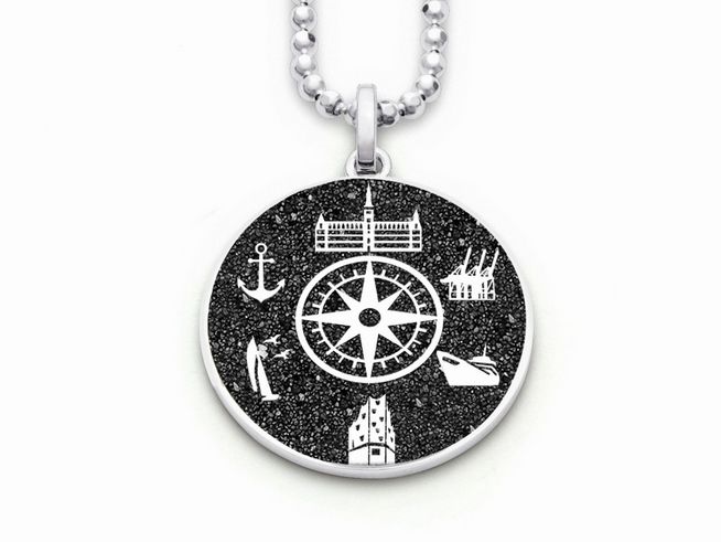 DUR Anhänger Hamburg aus Lavasand im Design mit maritimen Symbolen und einer Kompassrose, gefertigt aus rhodiniertem Sterling Silber, Hersteller DUR.