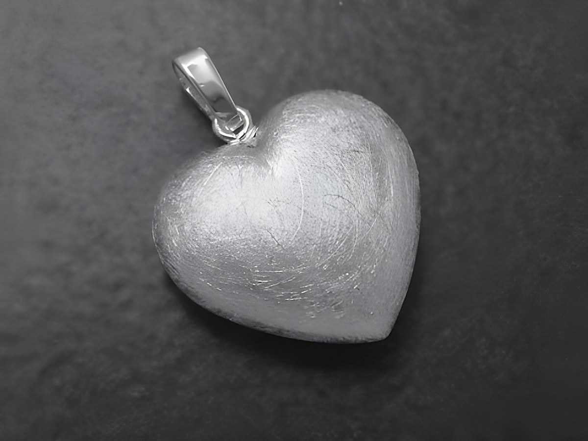 Silber Anhänger in Herzform klassisch 17 mm eismattiert und poliert vom Hersteller Juwelier Harnisch, plastisch gestaltet und ideal als schmückendes Accessoire.