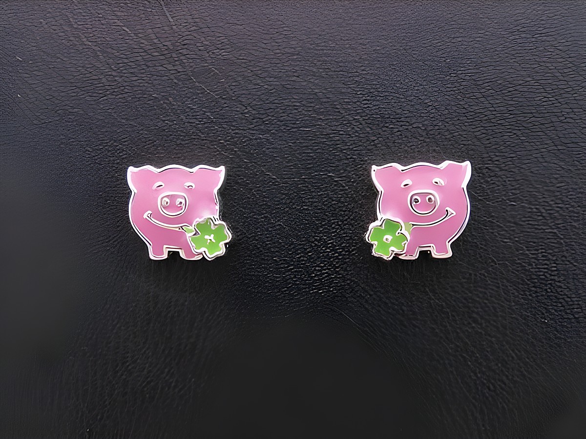 Silber Ohrstecker in Form eines Glücksschweins mit Kleeblatt, lackiert in pink und grün, für Kinder, Hersteller Juwelier Harnisch.