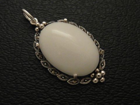 Cabochon Jade weiß Silber Medaillon Anhänger von Juwelier Harnisch, elegantes Design mit ovalem Cabochonstein und filigraner Silberfassung, ideal für jeden Anlass.