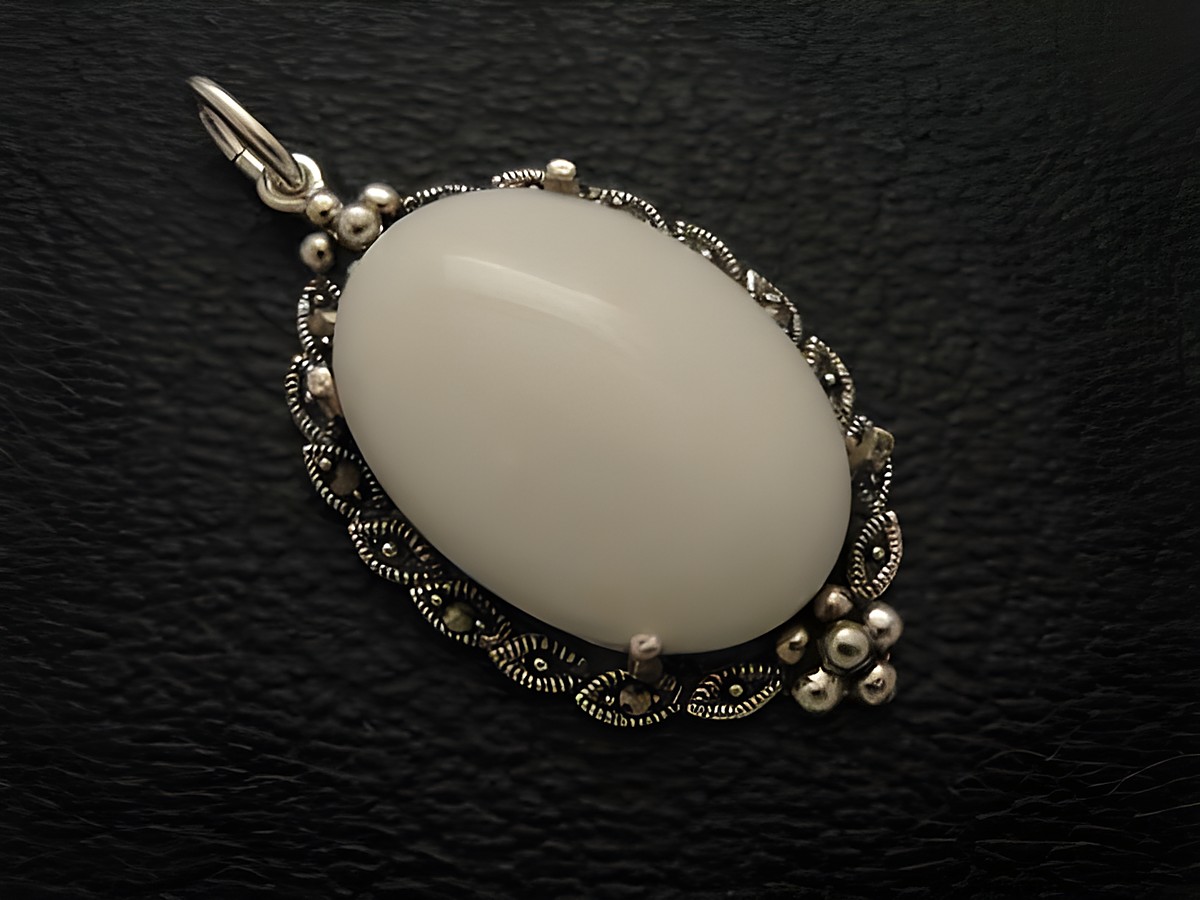 Cabochon Jade weiß Silber Medaillon Anhänger von Juwelier Harnisch, elegantes Design mit ovalem Cabochonstein und filigraner Silberfassung, ideal für jeden Anlass.