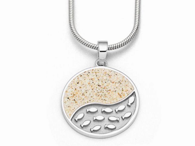 DUR Anhänger Fischschwarm aus Sterling Silber mit ovaler Form, verziert mit sandfarbener Fläche und eingravierten Fischen, ideal für einen maritimen Look.