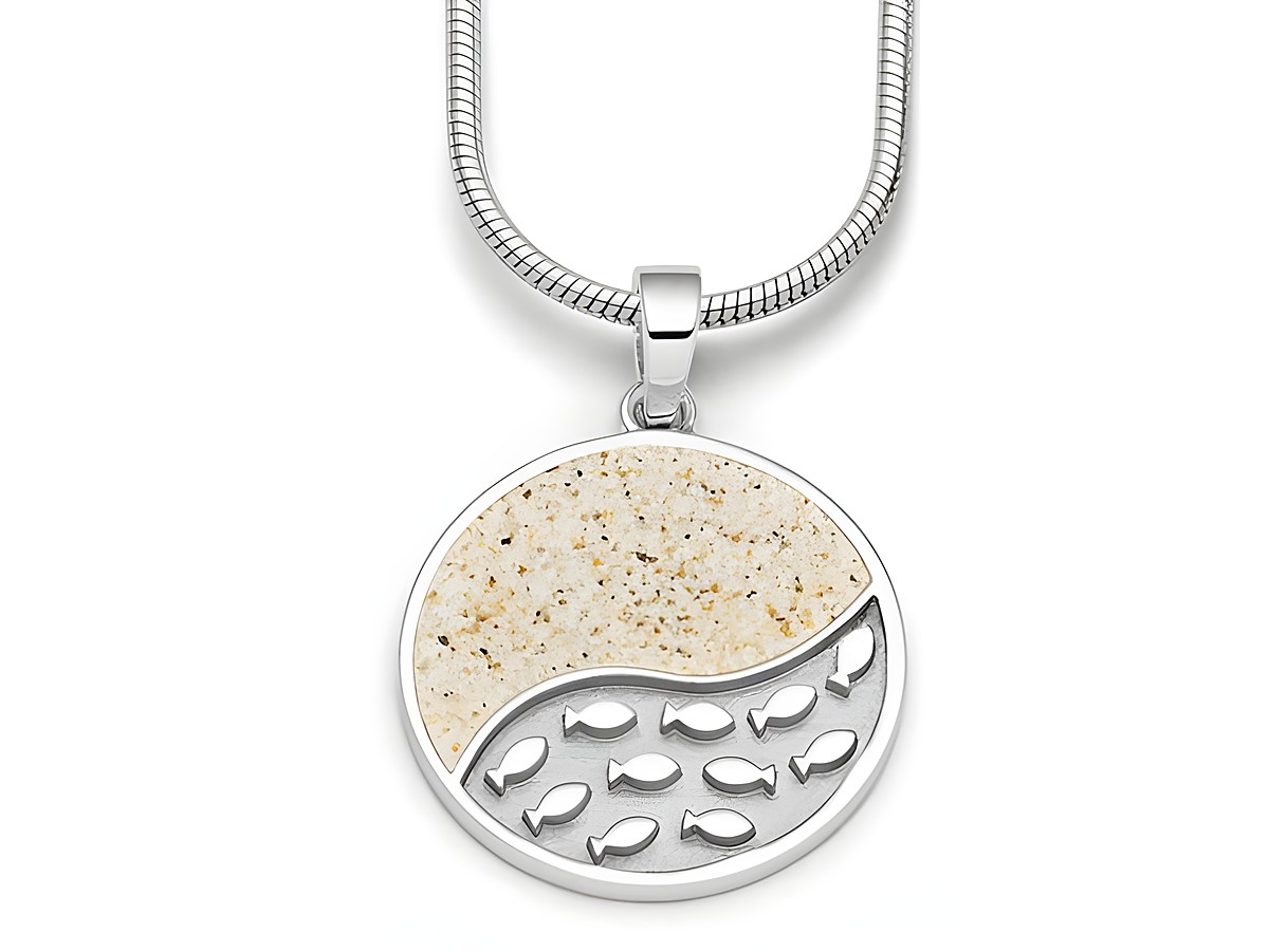 DUR Anhänger Fischschwarm aus Sterling Silber mit ovaler Form, verziert mit sandfarbener Fläche und eingravierten Fischen, ideal für einen maritimen Look.