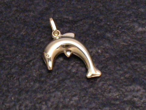 Anhänger Delfin aus Gold, süßes Design, ideal als Geschenkidee, Hersteller Juwelier Harnisch, liebevolle Darstellung eines Delfins, eignet sich perfekt für Tierliebhaber.