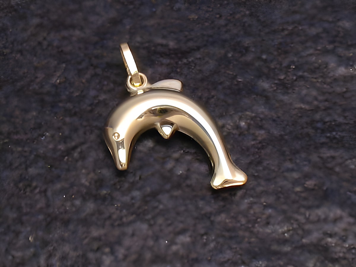 Anhänger Delfin aus Gold, süßes Design, ideal als Geschenkidee, Hersteller Juwelier Harnisch, liebevolle Darstellung eines Delfins, eignet sich perfekt für Tierliebhaber.