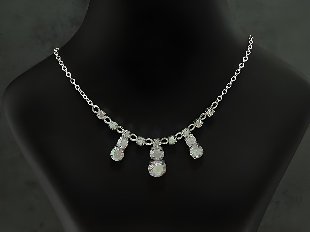 Schimmernde Strass Collier Kette in silberfarben mit bunten Kristallanhängern, Länge 38-45cm, aus Sterling Silber, Hersteller Juwelier Harnisch. Ideal für festliche Anlässe.