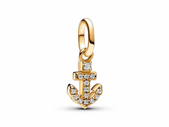 763369000-0 Ein Anker Mini-Charm-Anhänger aus vergoldetem Metall, verziert mit klaren Zirkonia, strahlt einen eleganten und maritimen Charme aus, ideal für Schmuckliebhaber.