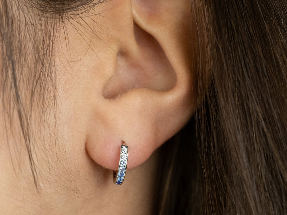 Silberne Creolen von Engelsrufer mit Zirkonia in verschiedenen Blautönen, elegant am Ohr getragen, ideal für jeden Anlass, Neuheiten aus der Kollektion ERE-OCEAN-ZIM-CR-13.