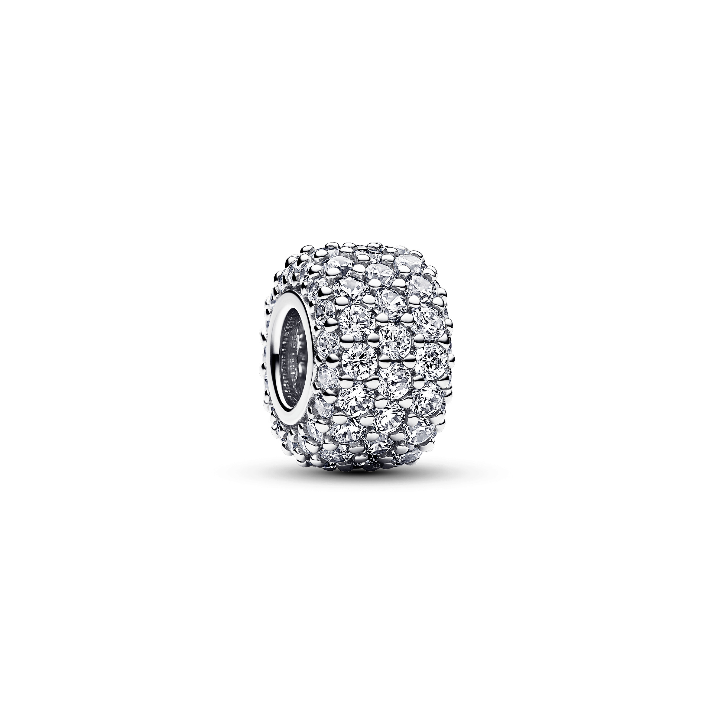 Das Bild zeigt das Funkelnde Dreireihige Pavé-Charm von Pandora, gefertigt aus Sterling Silber und besetzt mit funkelnden Zirkonia-Steinen, ideal für individuelle Schmuckstücke.