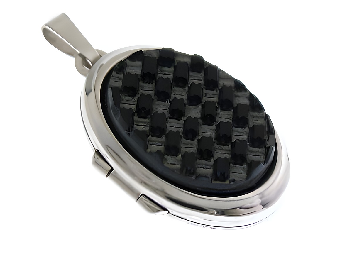 Medaillon mit Cabochon in Schwarz, aus Sterling Silber. Der Anhänger zeigt ein geprägtes Muster und hat einen eleganten Glanz. Hergestellt von Juwelier Harnisch.