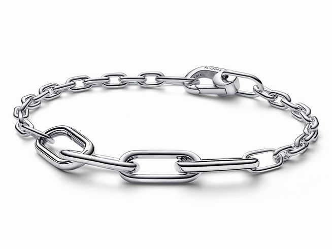 Ein elegantes Pandora ME Armband aus Sterling Silber mit einer Länge von 20 cm, das durch seine harmonische Gliederung und das schlichte Design besticht. Ideal für individuelle Stylings.