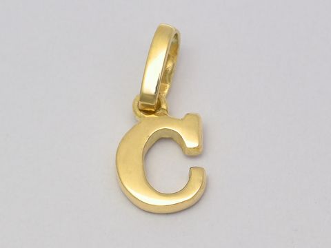 Goldene Buchstaben Anhänger im Design des Buchstabens C, hergestellt von Juwelier Harnisch. Perfekt als individuelles Accessoire oder Geschenk.