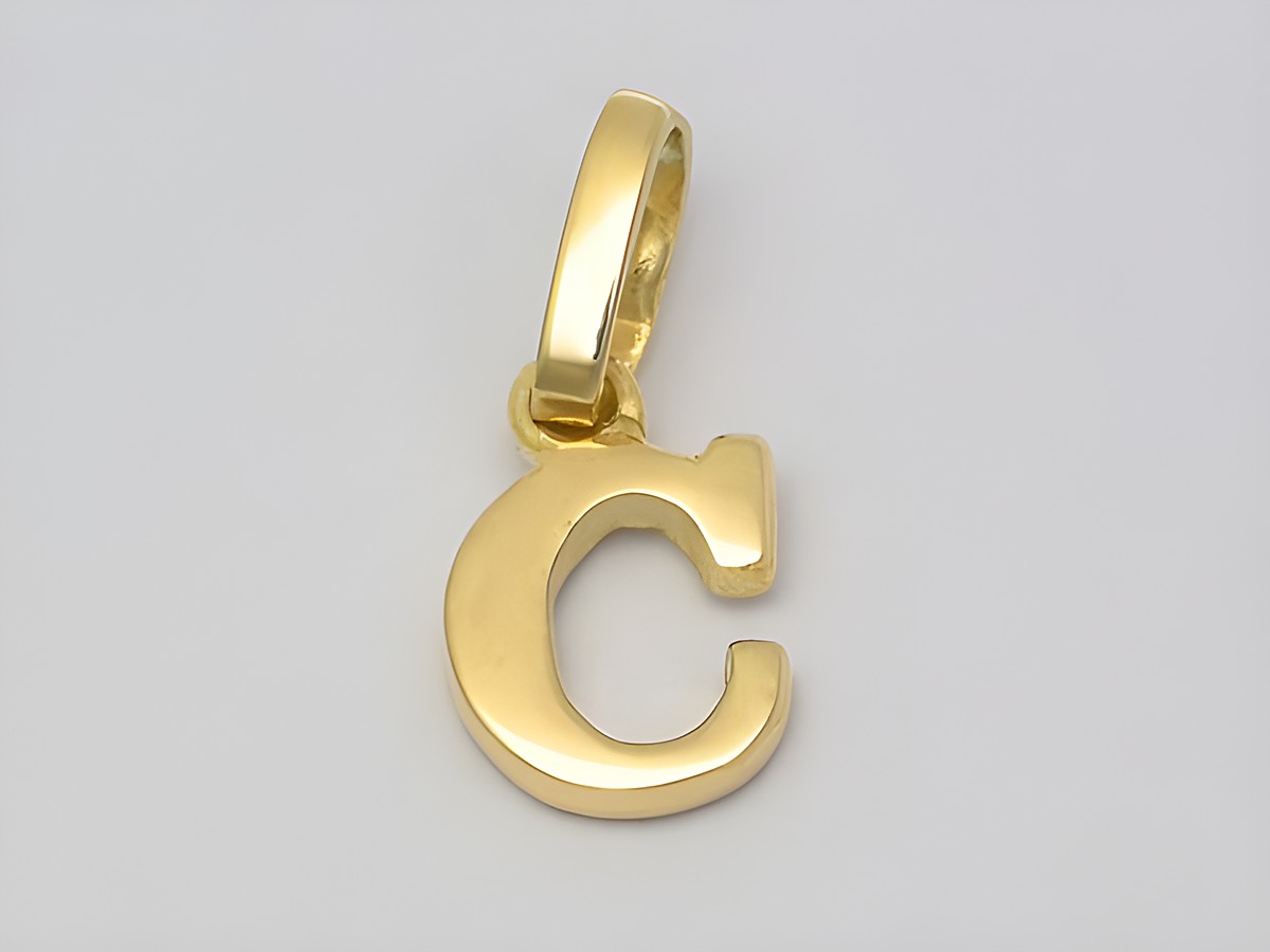 Goldene Buchstaben Anhänger im Design des Buchstabens C, hergestellt von Juwelier Harnisch. Perfekt als individuelles Accessoire oder Geschenk.