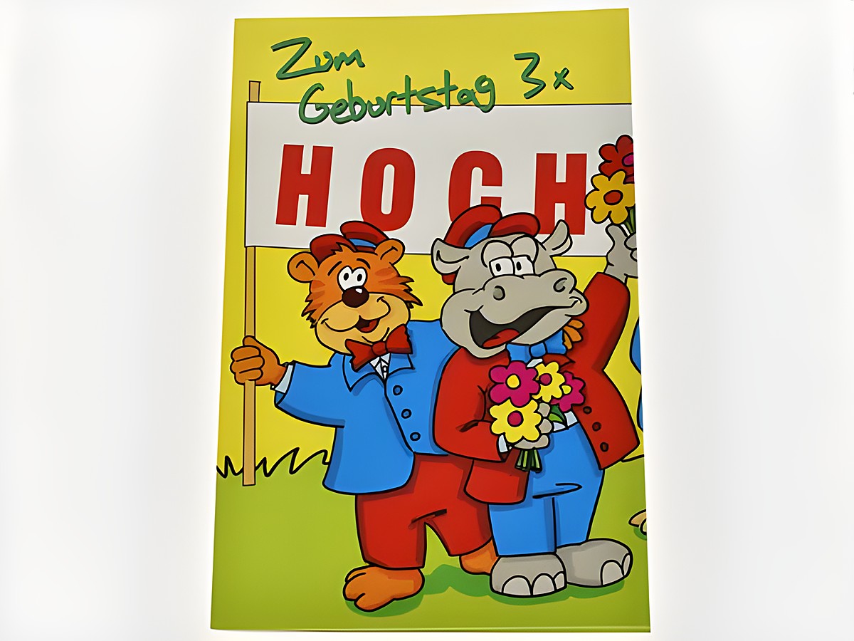 Geburtstagskarte mit bunten Tieren, die zu einem Geburtstag gratulieren. Ein Bär und ein Nashorn halten ein Schild mit der Aufschrift HOCH und Blumen in den Händen. Hersteller Juwelier Harnisch.