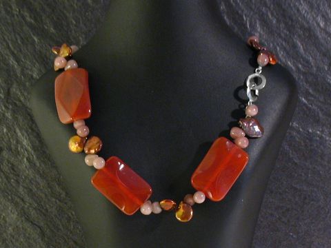 Karneol Kette in Rot-Braun mit silbernem Verschluss, 48 cm lang, gestaltet von Juwelier Harnisch, kombiniert verschiedene Steine zu einem eleganten Schmuckstück.