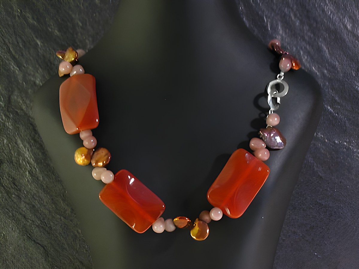 Karneol Kette in Rot-Braun mit silbernem Verschluss, 48 cm lang, gestaltet von Juwelier Harnisch, kombiniert verschiedene Steine zu einem eleganten Schmuckstück.